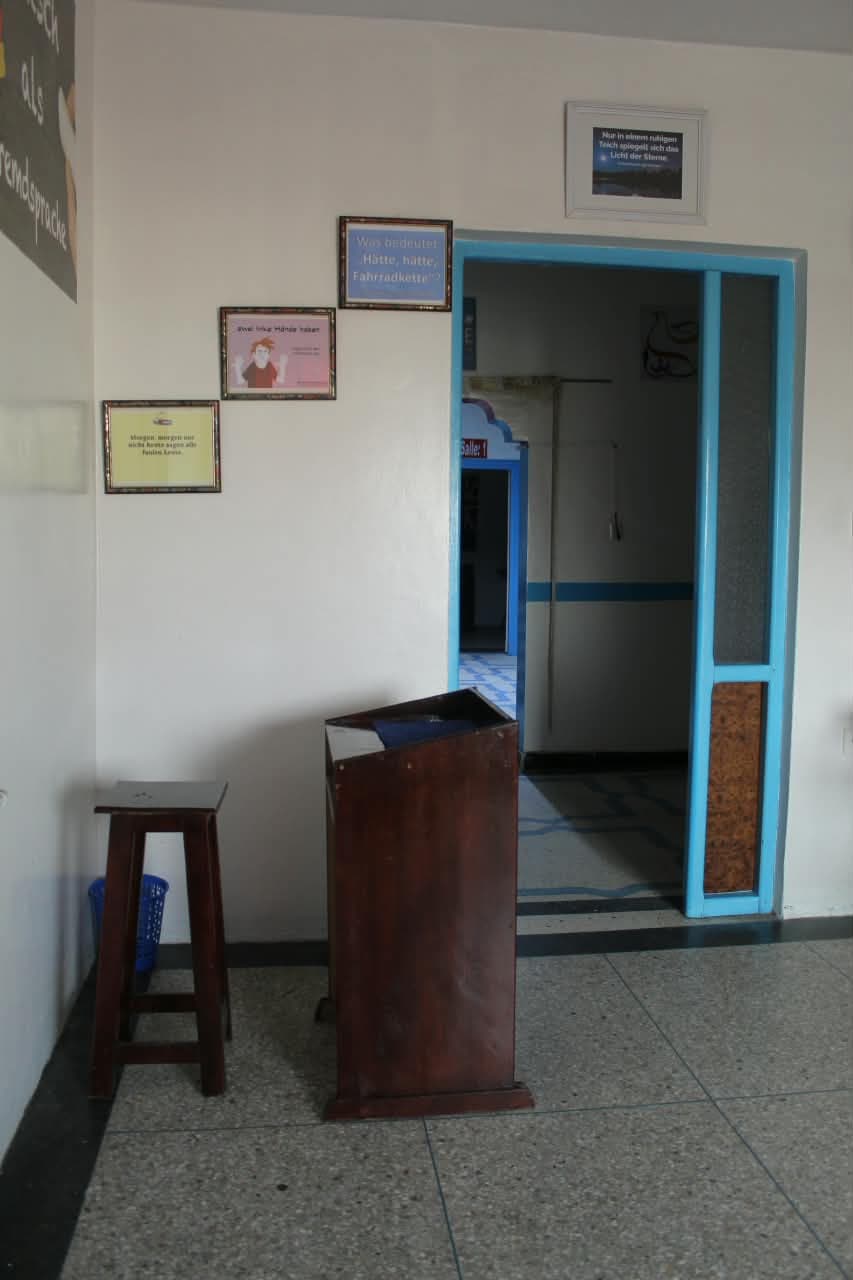 Couloir et espace d'étude de l'Institut Mellanium